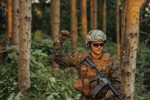 uma grupo do moderno guerra soldados é brigando uma guerra dentro perigoso controlo remoto floresta áreas. uma grupo do soldados é brigando em a inimigo linha com moderno armas. a conceito do guerra e militares conflitos foto