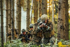 uma grupo do moderno guerra soldados é brigando uma guerra dentro perigoso controlo remoto floresta áreas. uma grupo do soldados é brigando em a inimigo linha com moderno armas. a conceito do guerra e militares conflitos foto