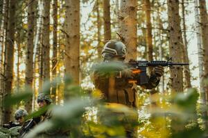 uma grupo do moderno guerra soldados é brigando uma guerra dentro perigoso controlo remoto floresta áreas. uma grupo do soldados é brigando em a inimigo linha com moderno armas. a conceito do guerra e militares conflitos foto