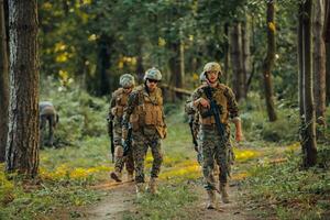 uma grupo do moderno guerra soldados é brigando uma guerra dentro perigoso controlo remoto floresta áreas. uma grupo do soldados é brigando em a inimigo linha com moderno armas. a conceito do guerra e militares conflitos foto