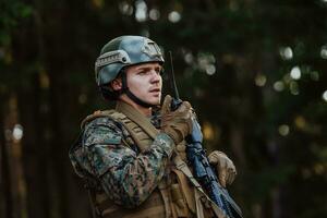 moderno guerra soldado comandante Policial falando portátil rádio estação e dar ordens subdivisão pelotão foto