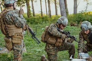 moderno guerra soldados pelotão estão usando zangão para escotismo e vigilância durante militares Operação dentro a floresta. foto