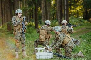 moderno guerra soldados pelotão estão usando zangão para escotismo e vigilância durante militares Operação dentro a floresta. foto