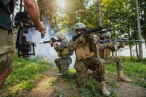 cinegrafista com profissional filme vídeo Câmera gimbal estabilizando equipamento levando açao tiro do soldados dentro açao dentro floresta foto