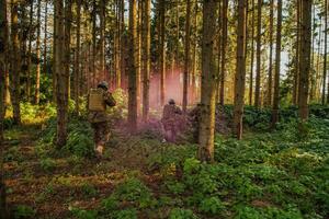 uma grupo do moderno guerra soldados é brigando uma guerra dentro perigoso controlo remoto floresta áreas. uma grupo do soldados é brigando em a inimigo linha com moderno armas. a conceito do guerra e militares conflitos foto