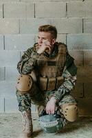 chateado soldado tem psicológico problemas segurando dele cabeça foto