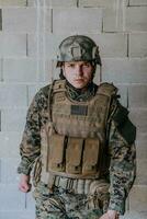 soldado preparando tático protetora e comunicação engrenagem para açao batalha foto