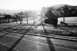 jovem atleta correndo foto