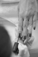 mãos de mulher recebendo uma manicure foto