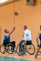 Veteranos de guerra com deficiência equipes de basquete de raça mista e idade em cadeiras de rodas jogando uma partida de treinamento em um ginásio de esportes. conceito de reabilitação e inclusão de pessoas com deficiência foto