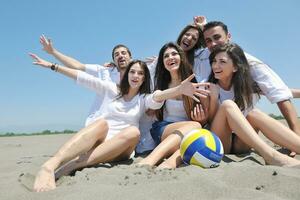 grupo de jovens felizes em se divertir na praia foto