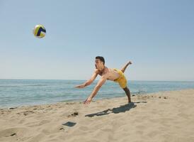 jogador de vôlei de praia masculino foto