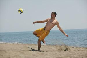 jogador de vôlei de praia masculino foto