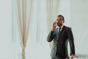 foto do uma homem de negocios dentro uma moderno companhia usando uma Smartphone. seletivo foco