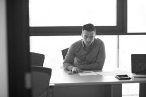 jovem empresário em sua mesa no escritório foto