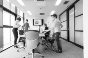 grupo de pessoas de negócios entrando na sala de reuniões borrão de movimento foto