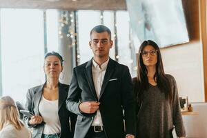 grupo de empresários bem sucedidos juntos no escritório. foto