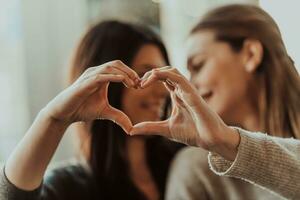 diversas meninas casal de lésbicas abraçando. elegante e legal geração z mulheres namorando apaixonados desfrutam de relacionamentos românticos i foto