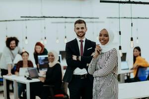 retrato do uma formal homem de negocios e jovem africano americano empresária posando com seus equipe dentro uma moderno comece escritório. marketing conceito. multiétnico sociedade. foto