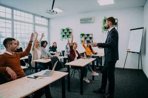 grupo do jovem diverso pessoas colhido juntos tendo uma trabalhos apresentação em quadro branco foto