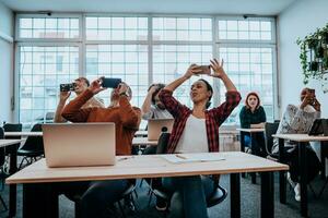 uma grupo do diverso jovem homens e mulheres sentar dentro uma moderno Sala de aula e ouço para uma palestra em o negócio Treinamento foto