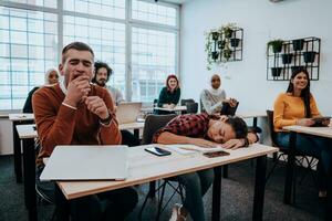 cansado mulher cochilando em a mesa durante uma palestra dentro a Sala de aula foto