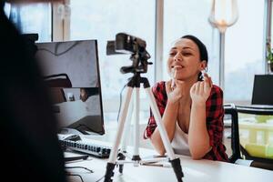 uma jovem mulher usando uma Câmera para presente dela o negócio com conectados clientes foto