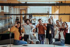 multiétnico grupo do empregados trabalhando dentro uma marketing empresa. uma grupo do colegas é trabalhando em uma projeto dentro moderno escritórios foto