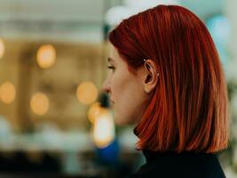 Tiros na Cabeça retrato do uma moderno mulher dentro a escritório às noite de a janela foto