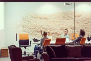 equipe de negócios de inicialização em uma reunião no prédio de escritórios à noite moderna foto