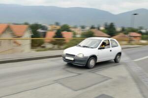 carro rápido em movimento com desfoque de movimento foto