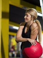 retrato do mulher com vermelho crossfit bola foto