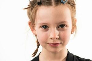 retrato do uma pequeno menina em uma branco fundo com saudável, em desenvolvimento dentes foto
