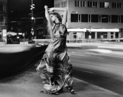 mulher elegante na rua da cidade à noite foto