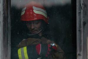 bombeiro herói carregando bebê menina Fora a partir de queimando construção área a partir de fogo incidente. resgate pessoas a partir de perigoso Lugar, colocar foto