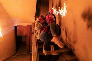 bravo bombeiro desce escadas do uma queimando construção e detém salvou menina dentro dele braços. aberto fogo e 1 bombeiro dentro a fundo. foto