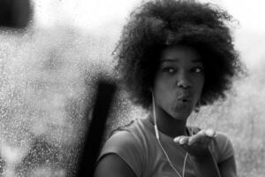 retrato de jovem afro-americana no ginásio enquanto ouve música foto
