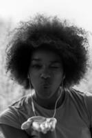 retrato de jovem afro-americana no ginásio enquanto ouve música foto