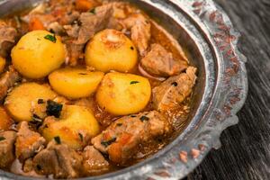 eid Mubarak tradicional Ramadã iftar jantar. sortido saboroso Comida dentro autêntico rústico pratos em de madeira azul fundo. turco bósnio Comida carne Churrasquinho, Pão Pita, sarma, klepe, sogan dolma. foto