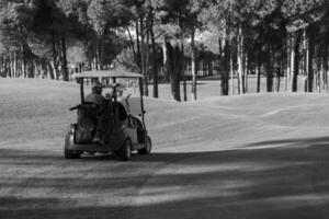 casal de buggy no campo de golfe foto