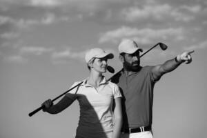 retrato de casal no campo de golfe foto