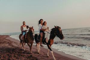 a família passa o tempo com seus filhos enquanto andam a cavalo juntos em uma praia de areia. foco seletivo foto