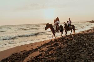 a família passa o tempo com seus filhos enquanto andam a cavalo juntos em uma praia de areia. foco seletivo foto