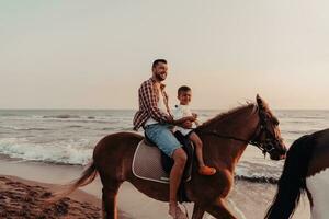 pai e filho gostam de andar a cavalo juntos à beira-mar. foco seletivo foto