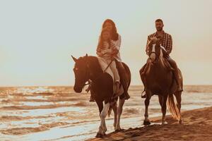 a família passa o tempo com seus filhos enquanto andam a cavalo juntos em uma praia de areia. foco seletivo foto