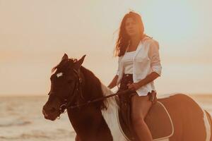 mulher com roupas de verão gosta de andar a cavalo em uma bela praia ao pôr do sol. foco seletivo foto