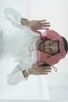 homem muçulmano fazendo sujud ou sajdah no chão de vidro foto