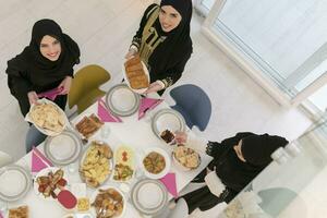 jovens mulheres muçulmanas preparando comida para iftar durante o ramadã foto