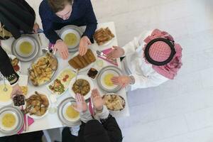 vista superior da família muçulmana tendo iftar durante o mês sagrado do ramadã foto