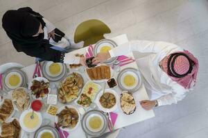 vista superior da família muçulmana tendo iftar durante o mês sagrado do ramadã foto